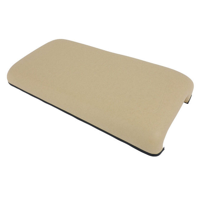 Un asiento delantero de color beige encaja en el coche del club DS 2000.5 hasta el carrito de golf Bajo el cojín trasero
